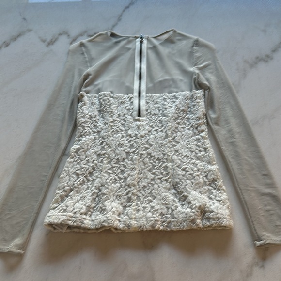 Sexy Top by Joes Jeans with a sheer upper half/sleeves and lace bottom size XS - Picture 2 of 7